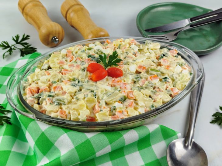 Salada de maionese simples pronta para servir.