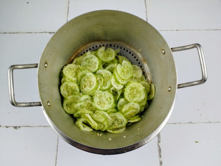 Rodelas de maxixe em uma peneira.