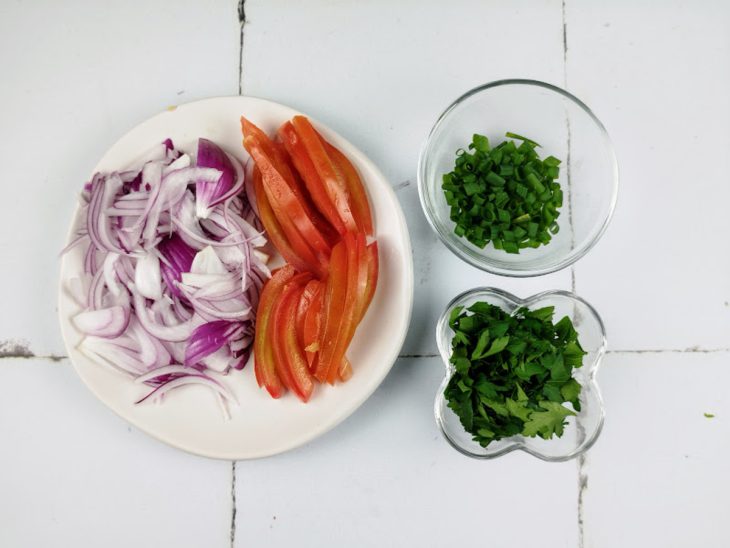 Cebola, tomate, salsinha e cebolinha picados finamente.