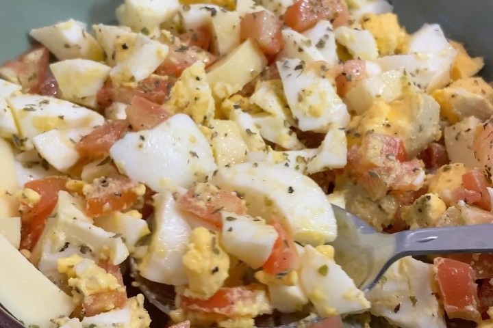 Salada de ovos com tomate