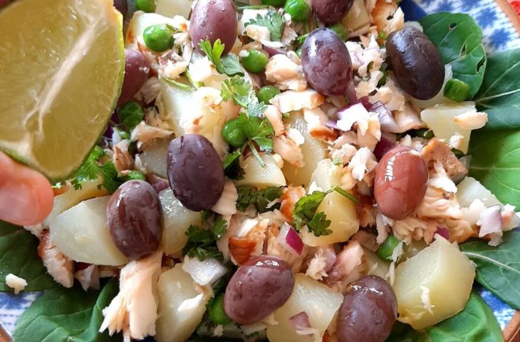Salada de peixe com batatas