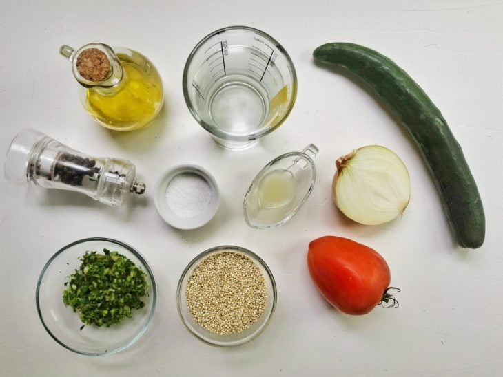 ingredientes reunidos para fazer salada de quinoa