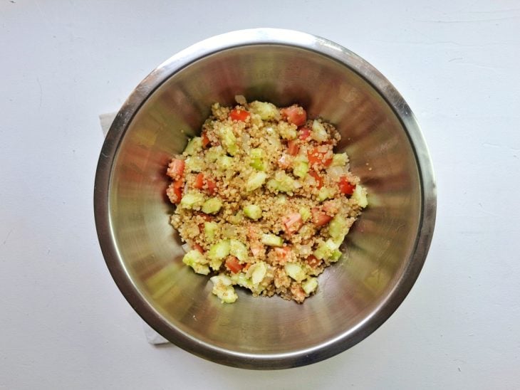 tigela com salada de quinoa