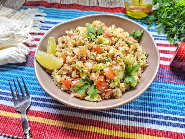 prato com salada de quinoa