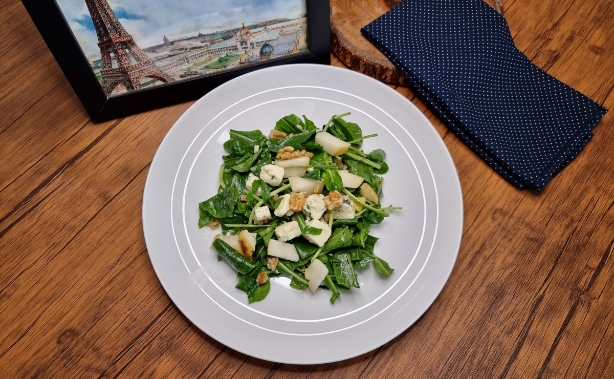 Salada de rúcula com pera e gorgonzola