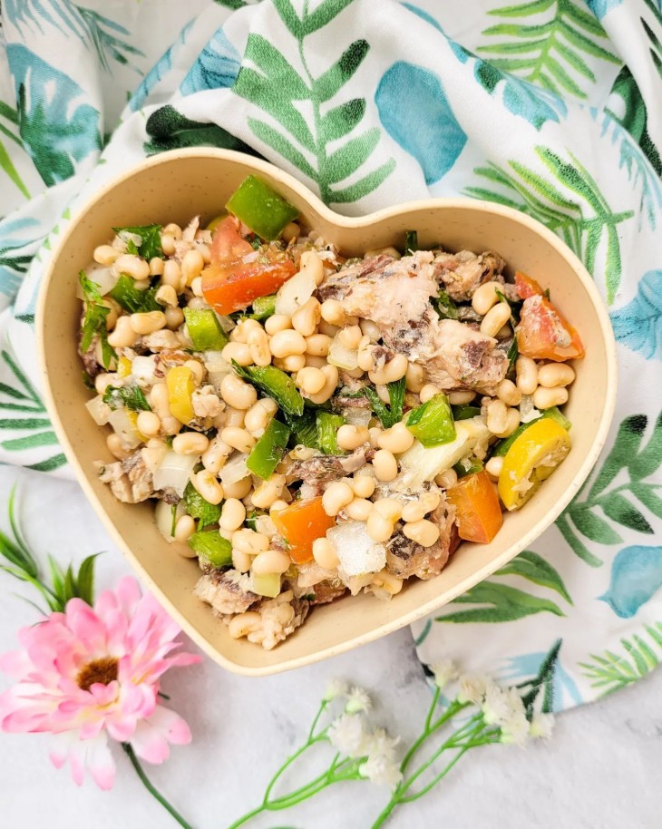 Salada de sardinha com feijão manteiga