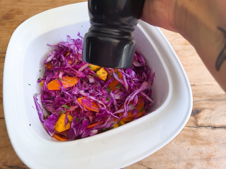 salada sendo temperada com sal e pimenta