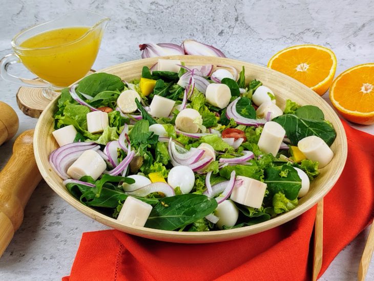 Salada tropical com molho de laranja pronta para servir.