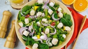 Salada tropical com molho de laranja