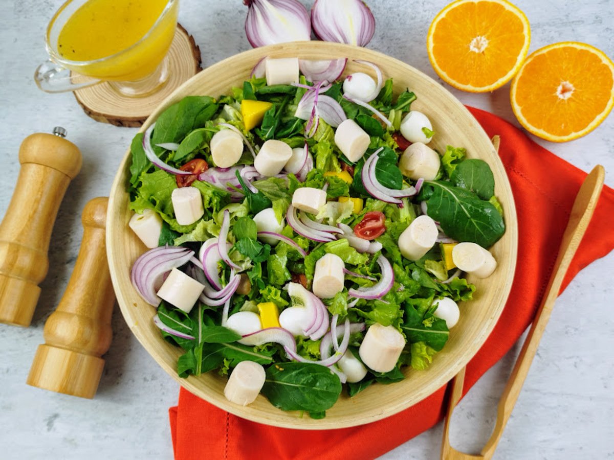 Salada tropical com molho de laranja