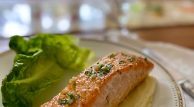 Salmão com manteiga de alho e purê de batatas trufado