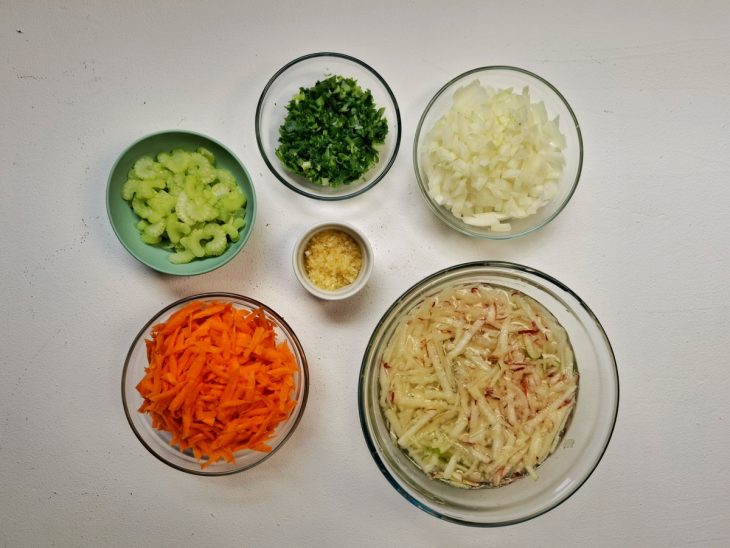 Ingredientes picados e separados em recipientes distintos.