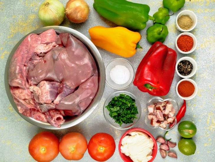 ingredientes reunidos para fazer sarapatel