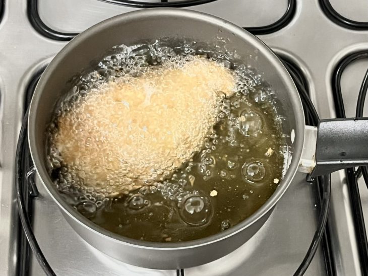 Uma panela com filé de lombo fritando.