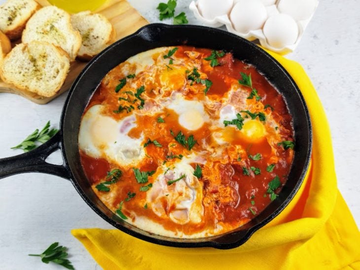 Shakshuka pronto para servir e finalizado com salsinha.