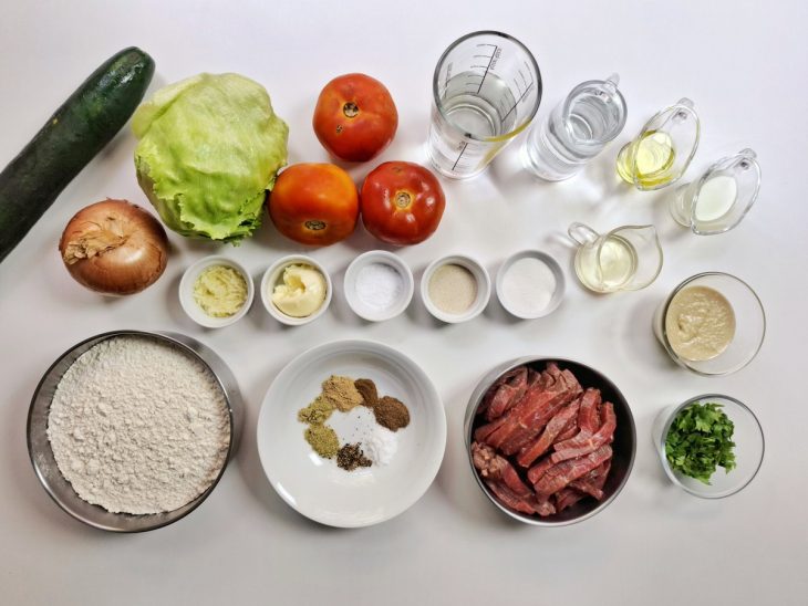 Ingredientes para a receita de shawarma.