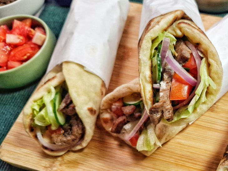 Shawarma enrolado e pronto para servir.