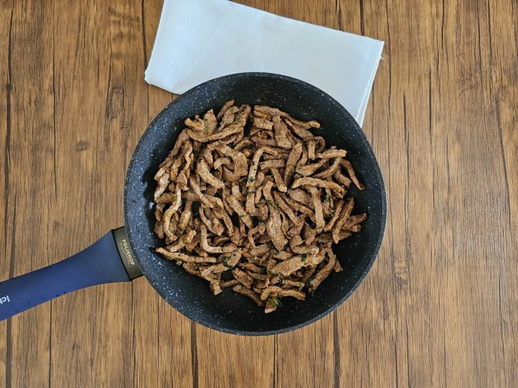 Uma panela com a carne temperada ao ponto.