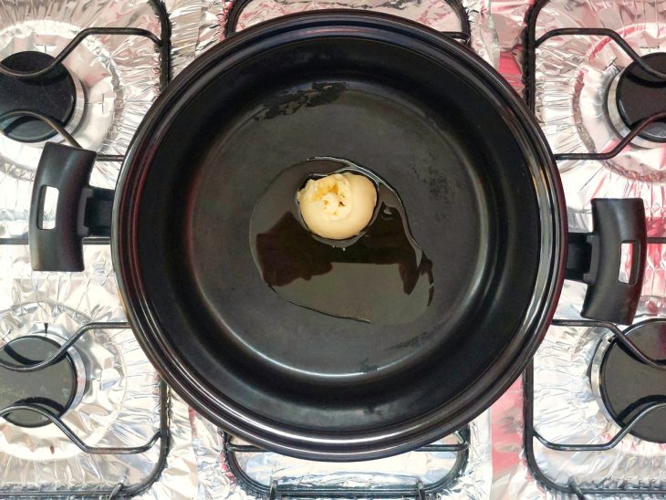 Uma panela com manteiga e azeite ao fogo.