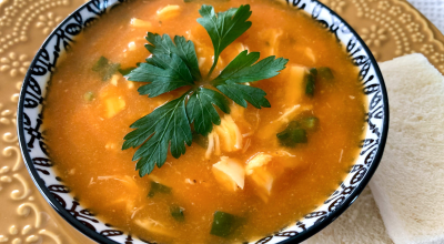 Sopa cremosa de frango com legumes