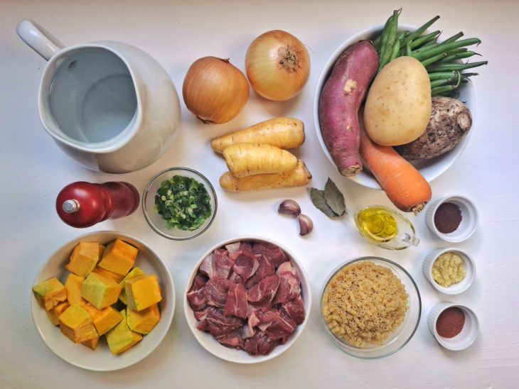 Ingredientes para a sopa cremosa de legumes com carne.