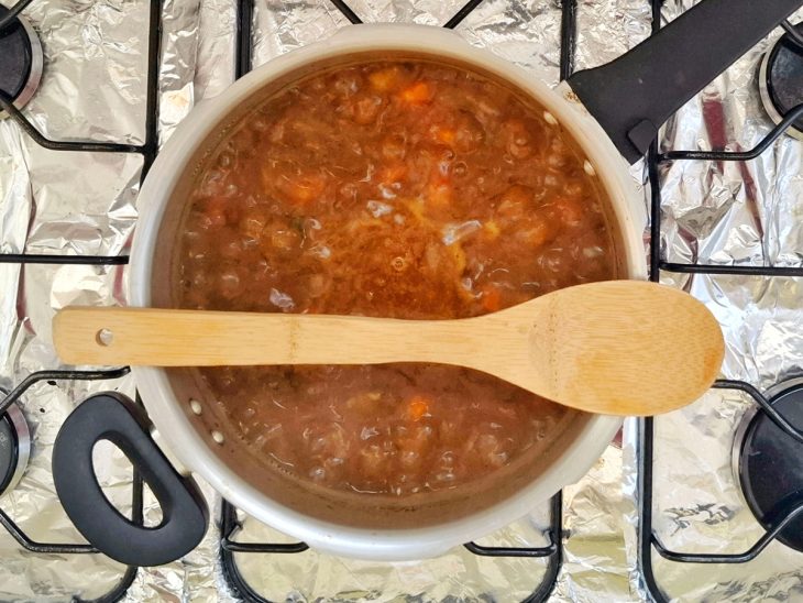 Macarrão adicionado a panela.