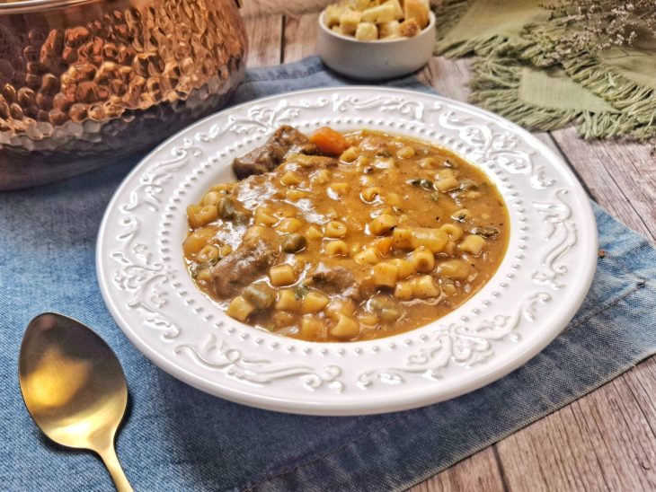 Sopa cremosa de legumes com carne pronta para consumo.