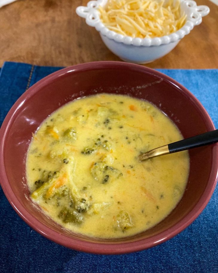 Sopa de brócolis com queijo