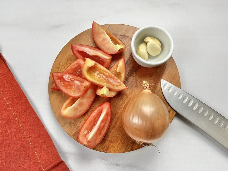 Uma tábua contendo tomates cortados.