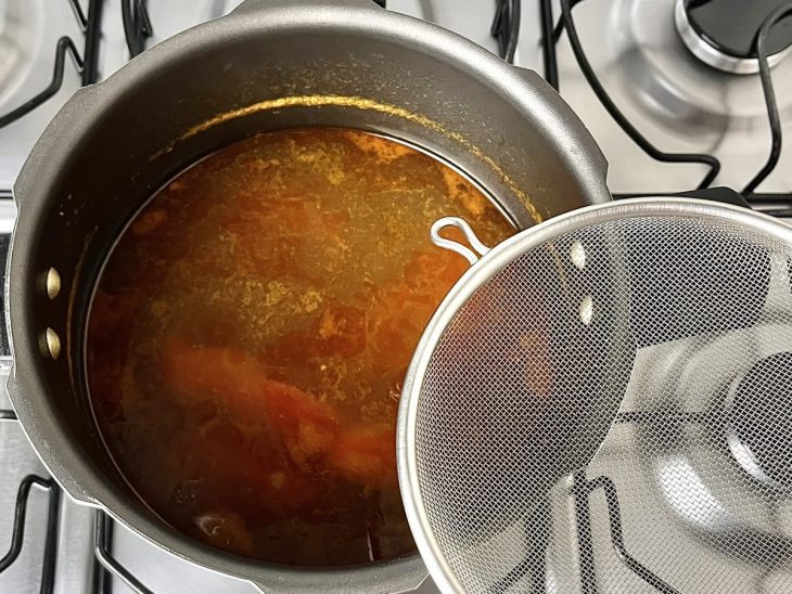 Uma panela contendo caldo de carne.