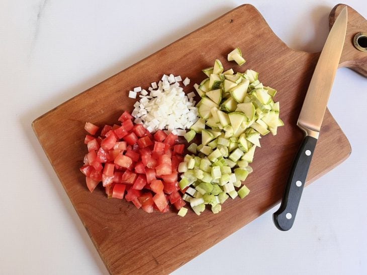 abobrinha, cebola e tomate picados