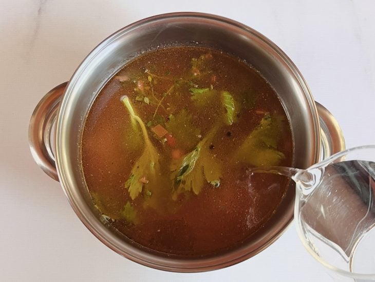 caldo de legumes cozinhando na panela