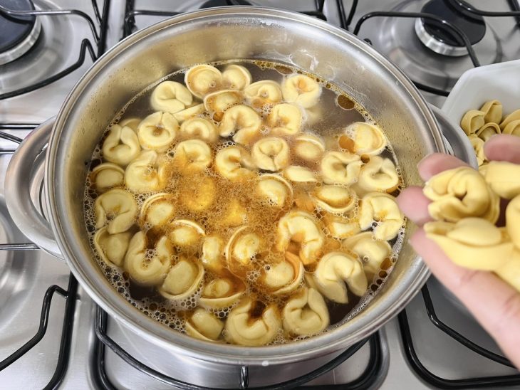 sopa de capeletti cozinhando na panela