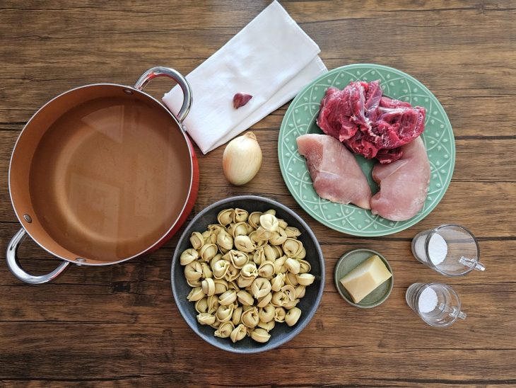 Uma bancada com os ingredientes separados.