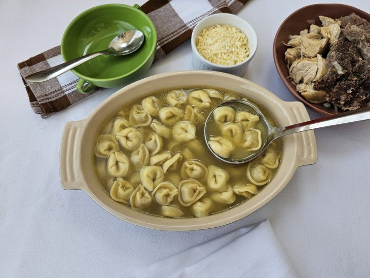 Uma travessa contendo sopa de capeletti tradicional italiana.