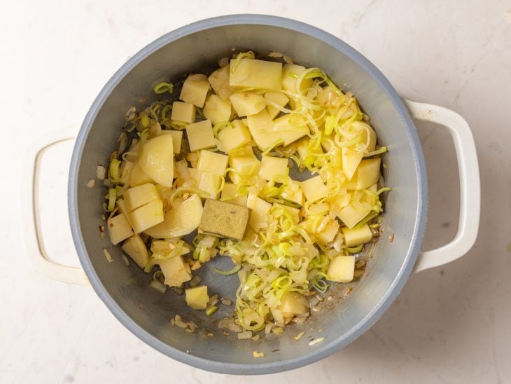 Caldo de legumes adicionado na panela.