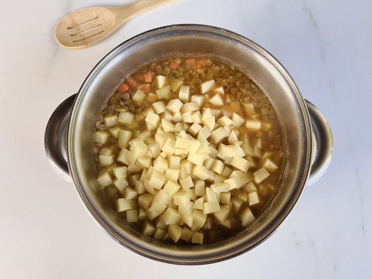 sopa de lentilha cozinhando na panela