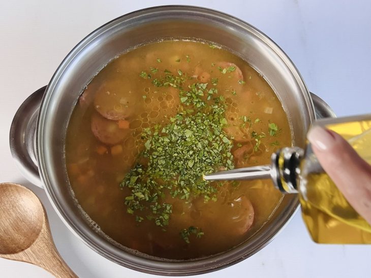 sopa de lentilha finalizada com cheiro verde