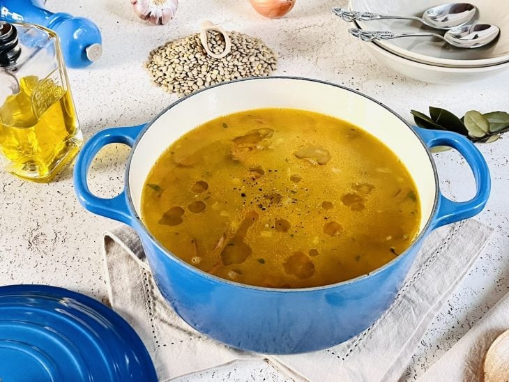 panela com sopa de lentilha