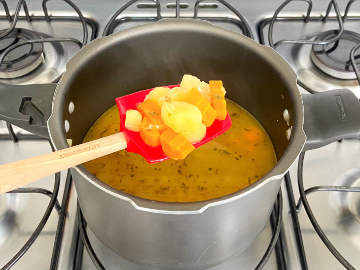 sopa de mandioca pronta na panela de pressão