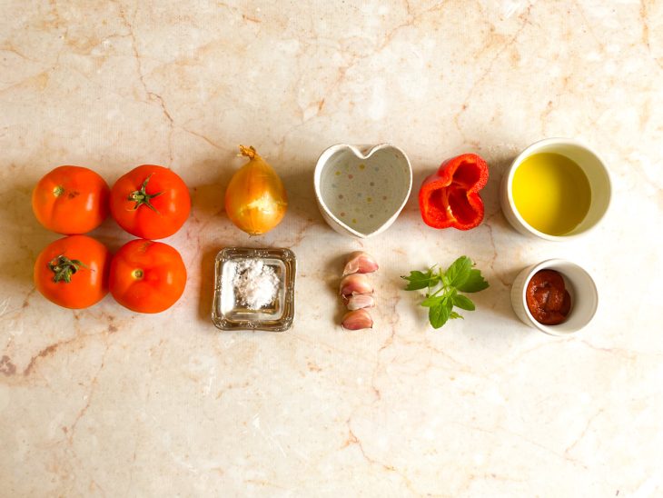 Ingredientes para a sopa de tomate.