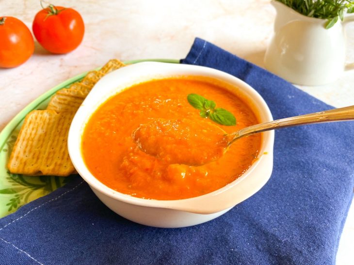 Sopa de tomate pronta para servir.