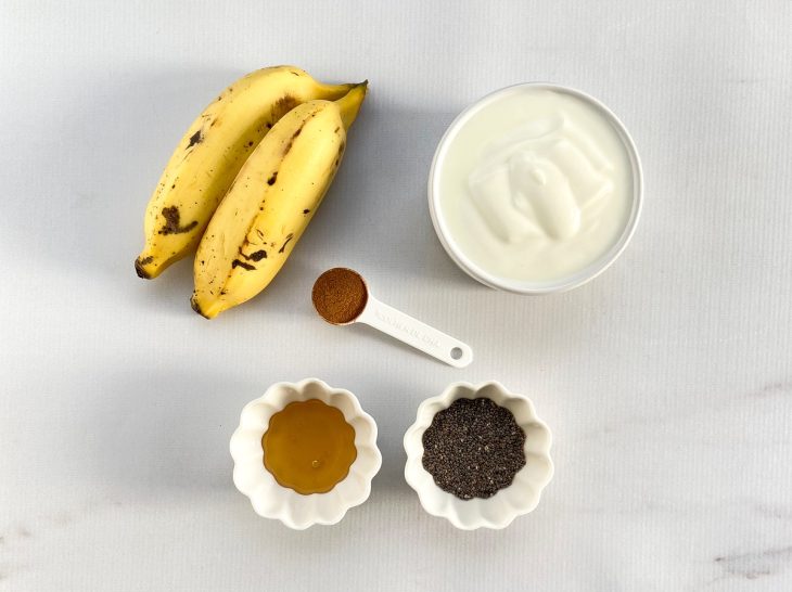 ingredientes reunidos para fazer sorvete de banana fit