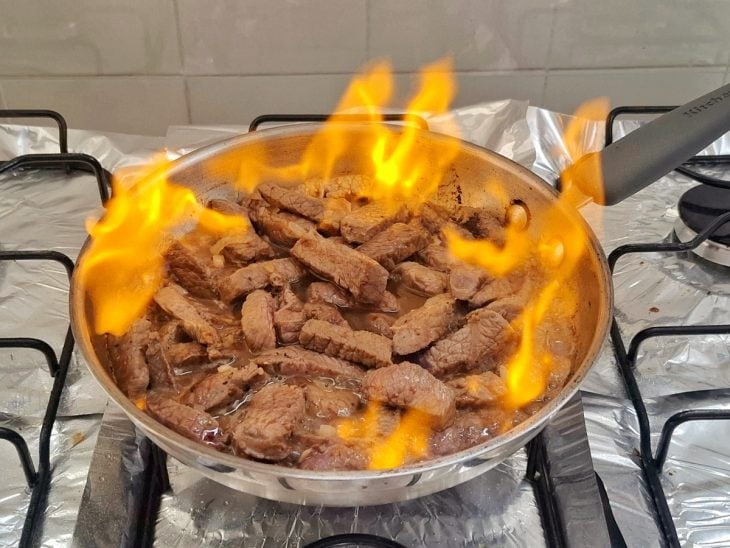 carne flambando na panela