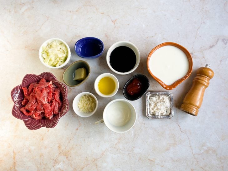 ingredientes reunidos para fazer strogonoff de carne cremoso