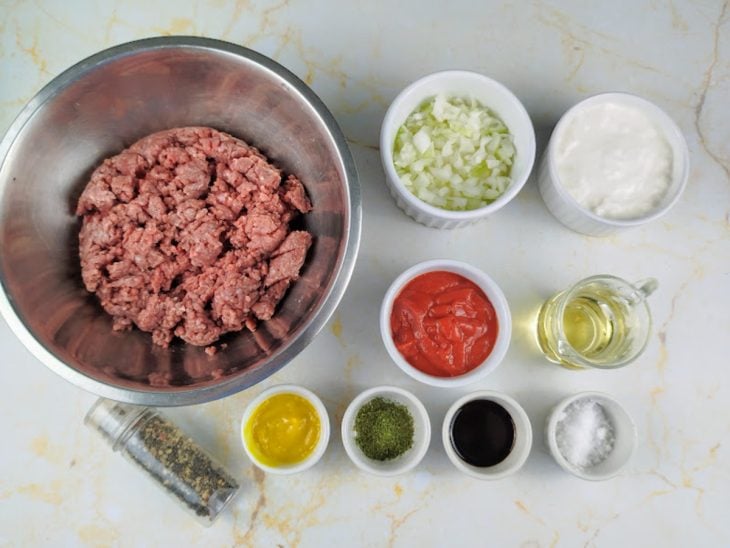 ingredientes reunidos para fazer strogonoff de carne moída