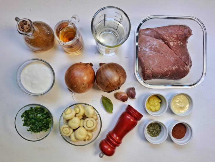 Ingredientes para a receita de strogonoff de carne original.