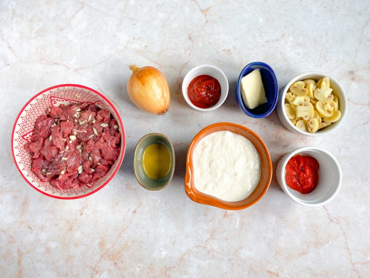 Ingredientes reunidos em recipientes separados em uma bancada de mármore.