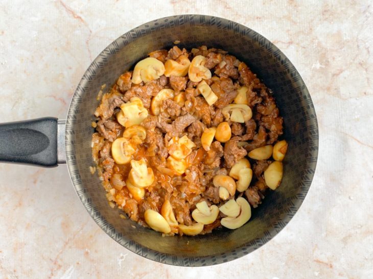 Extrato de tomate, ketchup, mostarda, champignon e sal a gosto adicionados a panela.