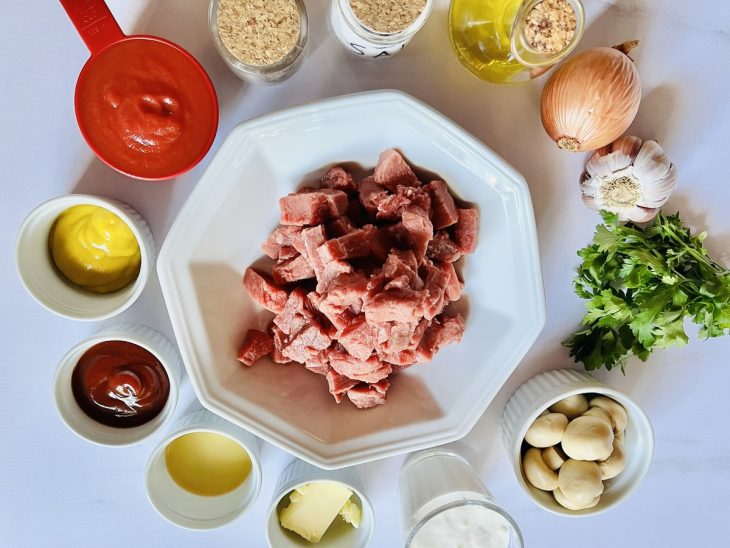 ingredientes reunidos para fazer strogonoff de coxão mole